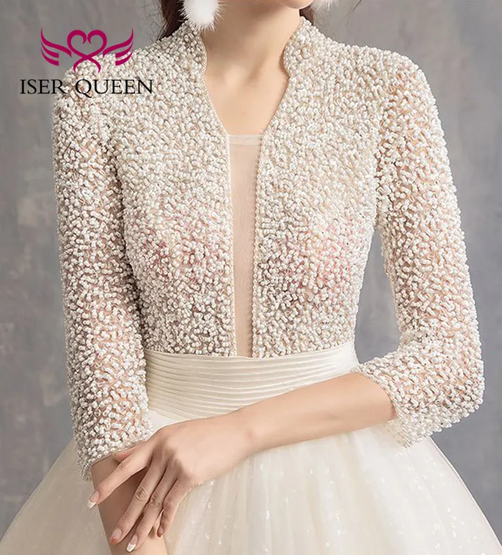 

Платье свадебное с высоким воротником-стойкой, открытой спиной и жемчужинами