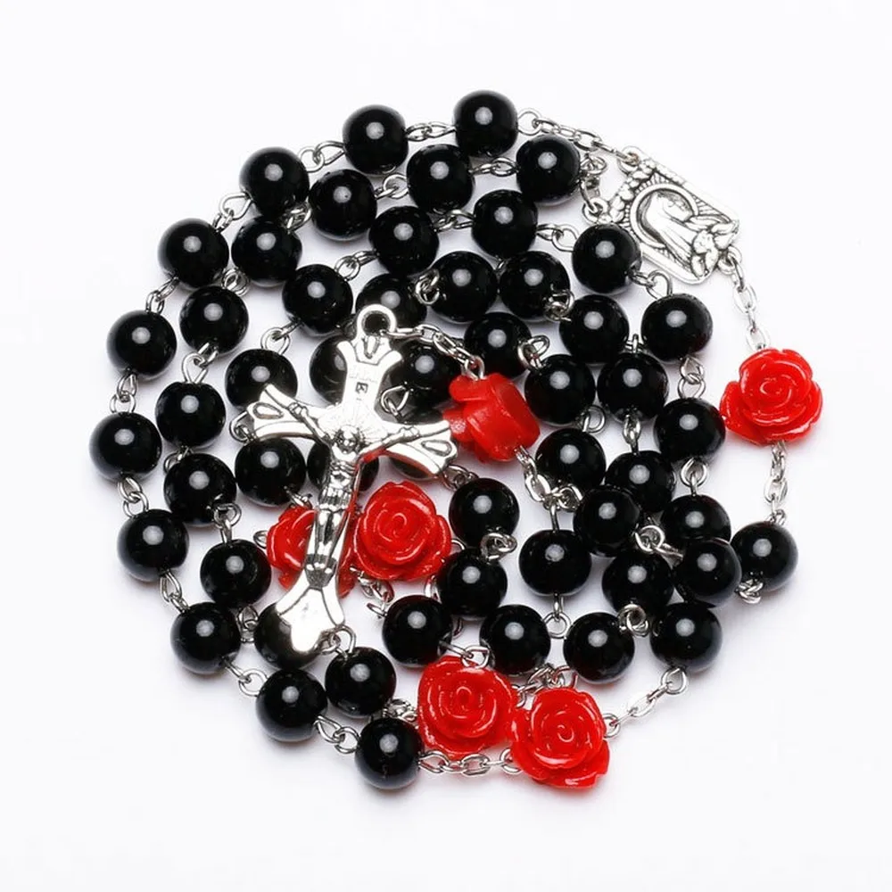 Ожерелье из розового черного жемчуга с перекрестными бусинами и католическим