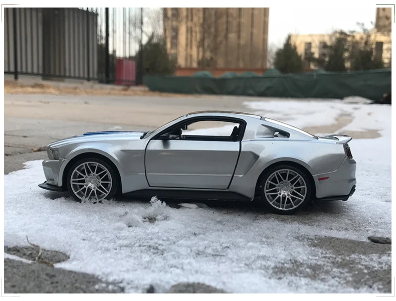 Maisto 1:24 2010 Ford Mustang Roadster имитация сплава Модель автомобиля Моделирование Украшение автомобиля коллекция Подарочная игрушка