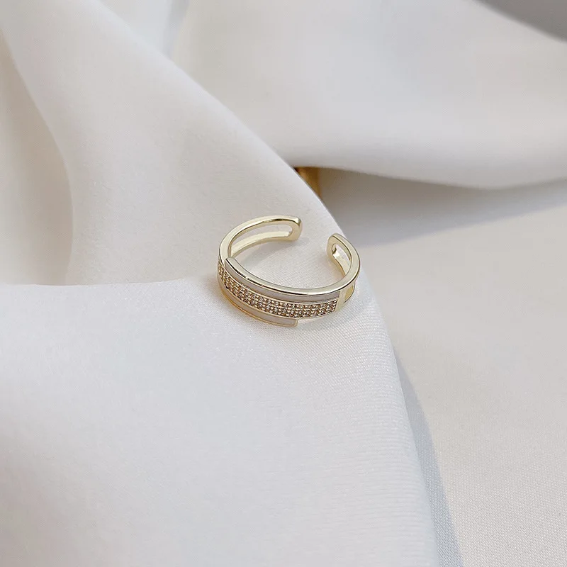 

Korean version of the new light luxury inlaid diamond shell mother opening ring female fashion personality ring