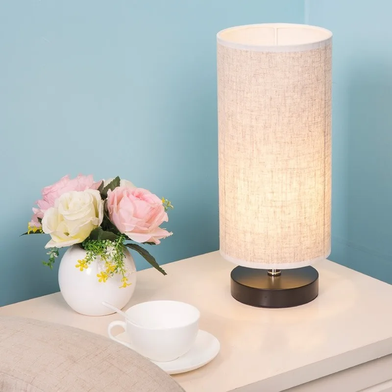 Деревянная настольная лампа в стиле ретро минималистичное оформление