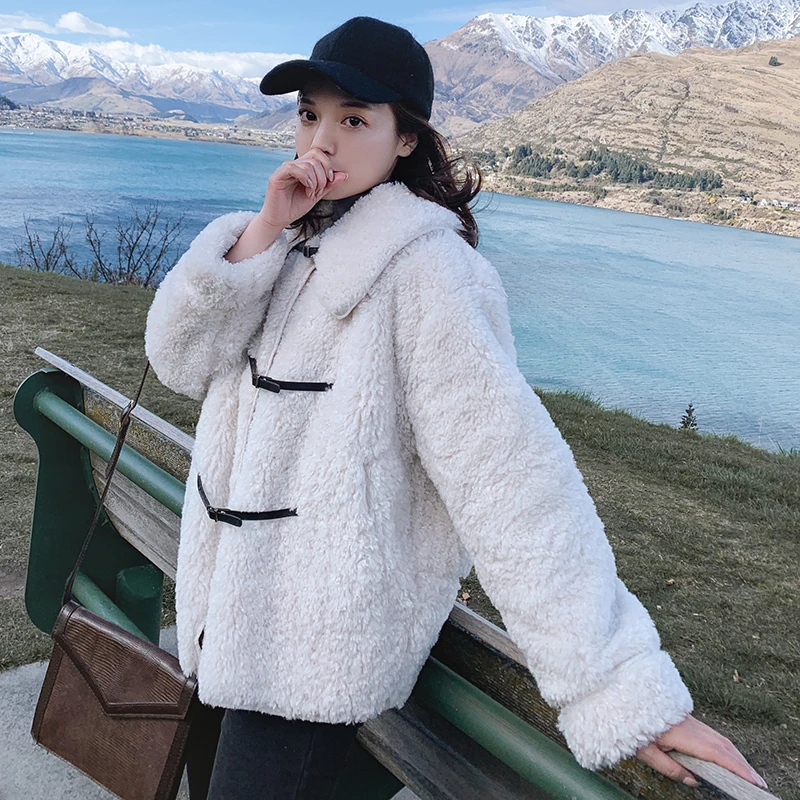 

Unua amo 2021 Winter Lambswool Jacket Women Personality Horn Button Desgin Fashion High Quality Faux Fur Teddy Coat Female