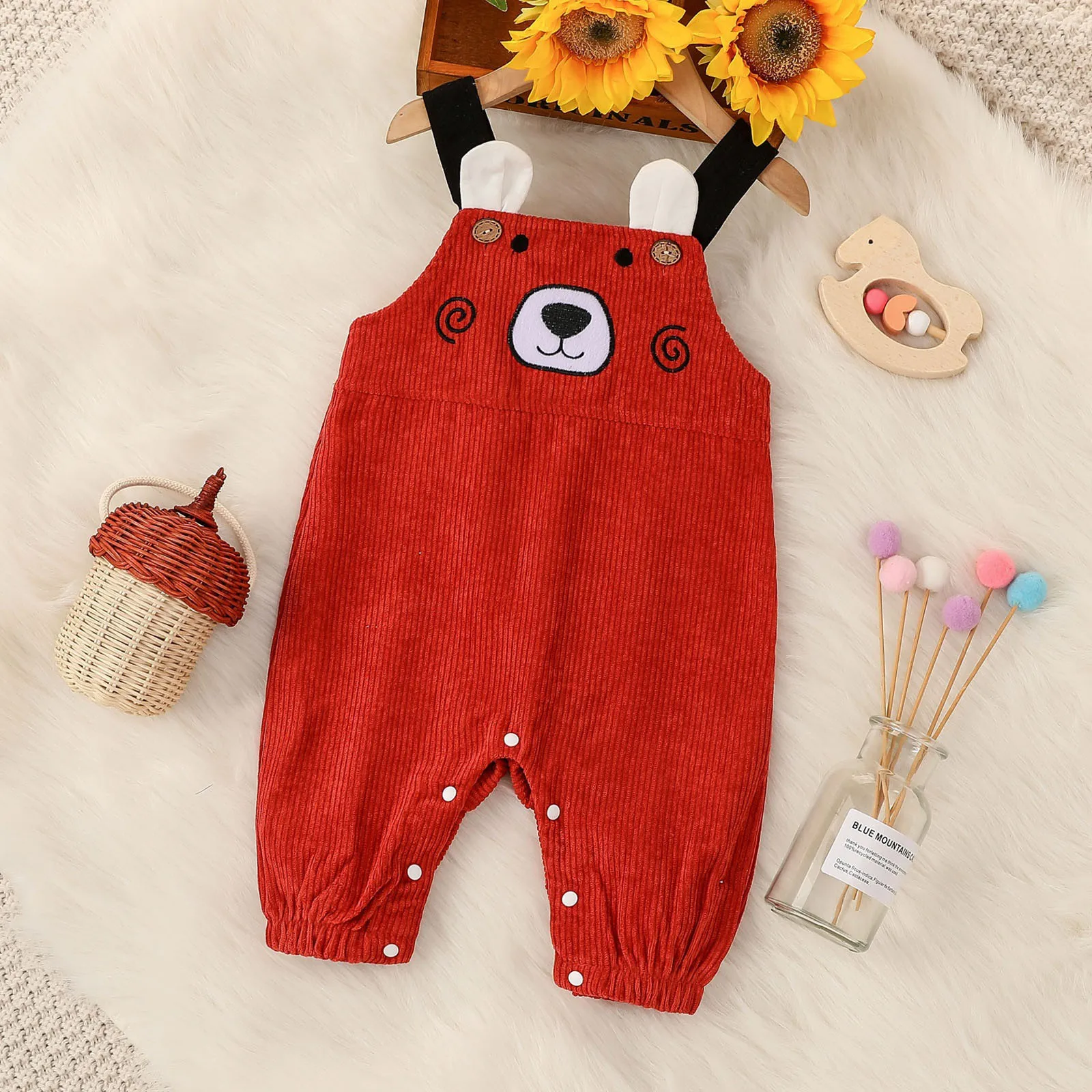 Детский комбинезон на бретелях с мультяшным рисунком без рукавов квадратным