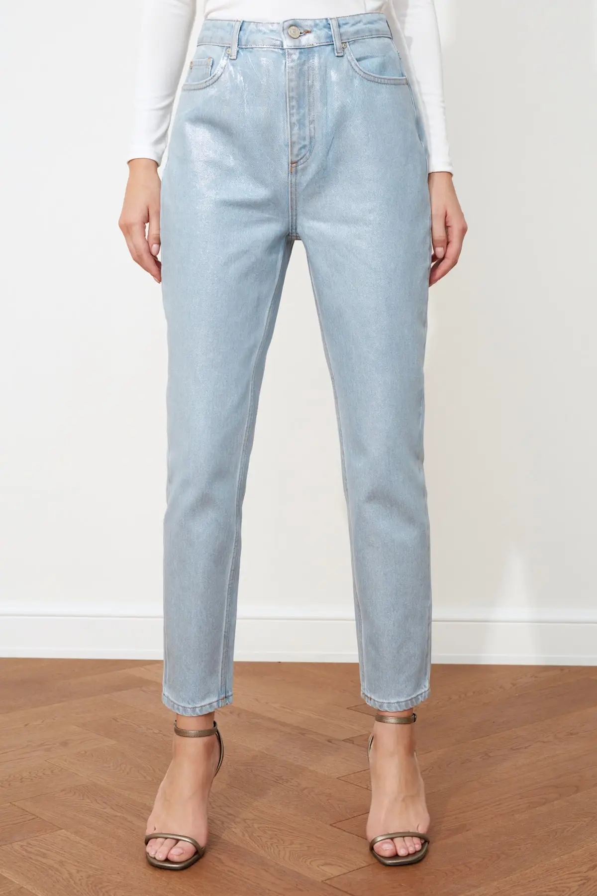 Джинсы в винтажном стиле с завышенной талией |