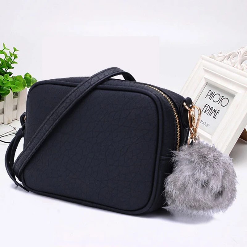 Модная трендовая маленькая сумка на плечо мессенджер с меховыми помпонами