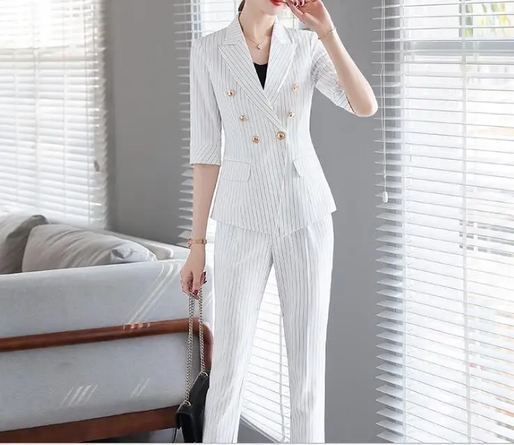 Модный женский костюм с двойным набивным рисунком полурукавами и надрезом