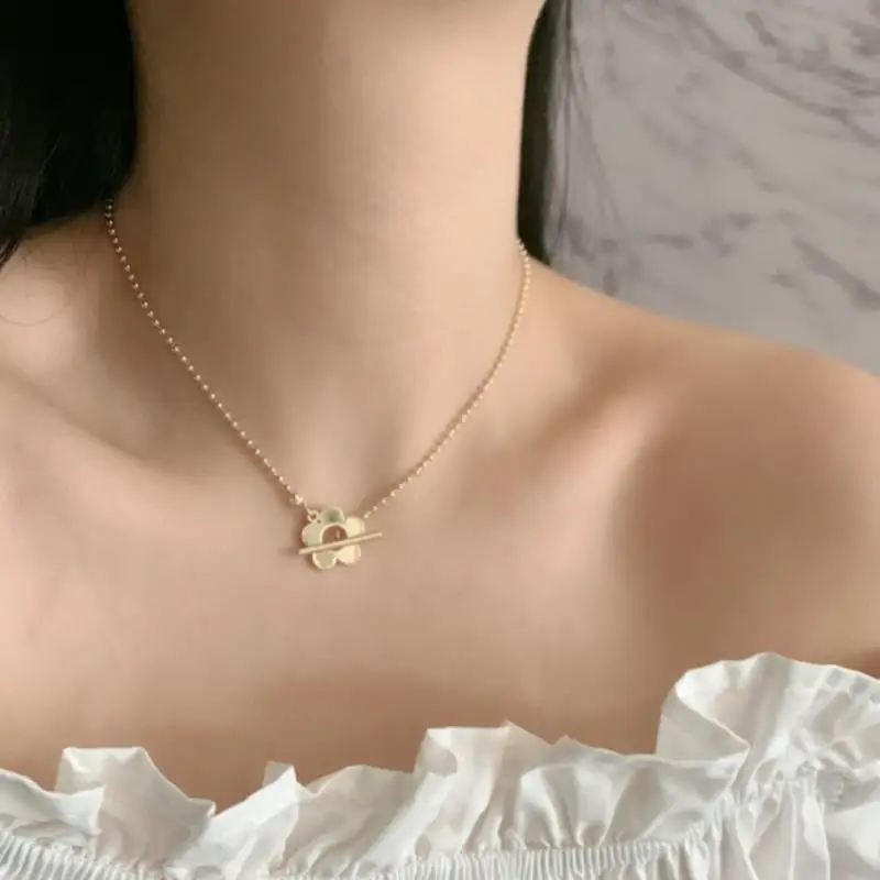 

Petal Necklace Front Buckle Pendant Fashion Collarbone Chain New Jewelry