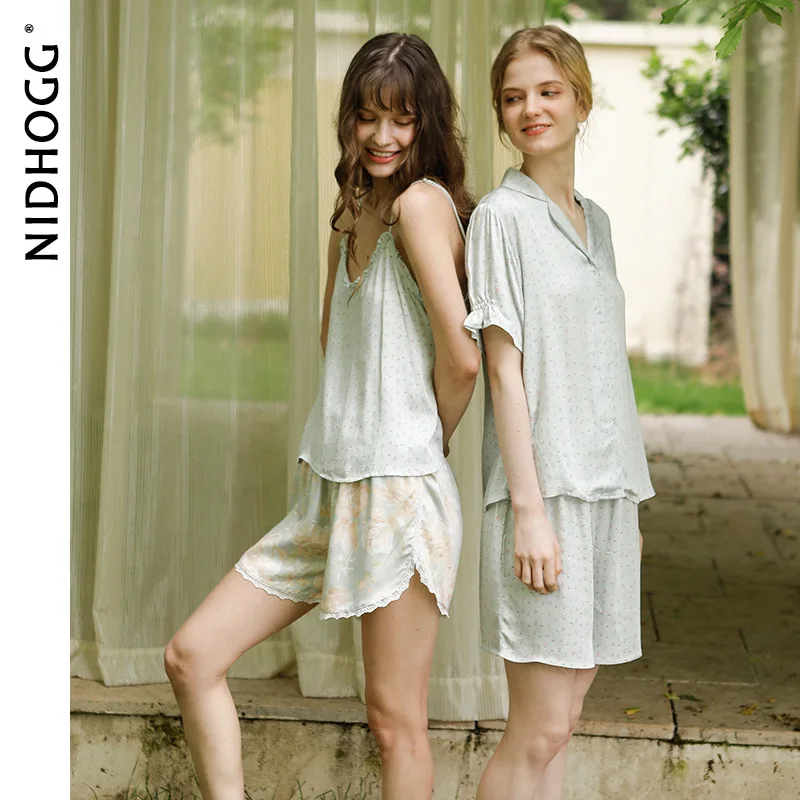 Пижама женская из 2 предметов атласная на тонких бретельках с принтом