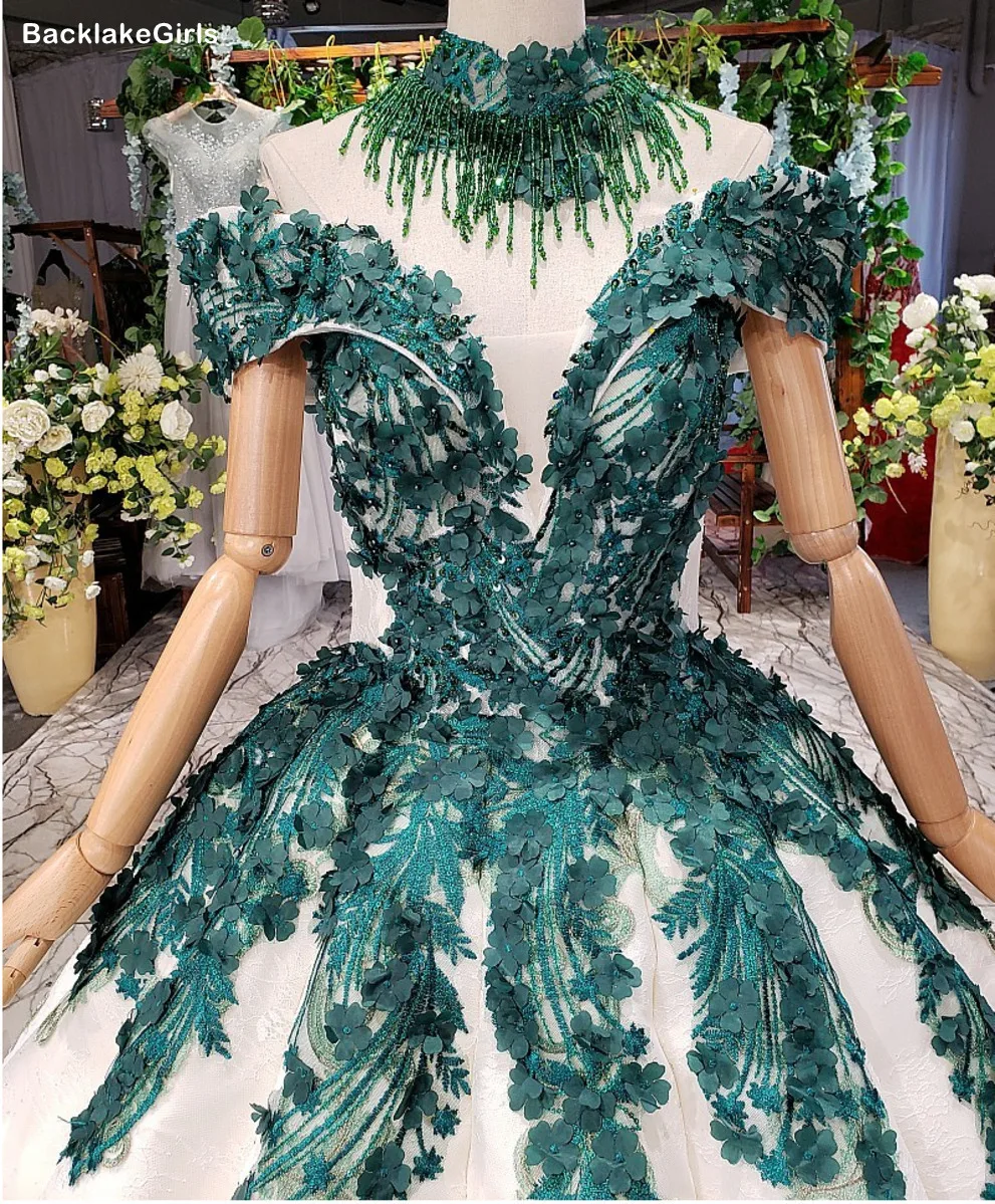 Пышное зеленое свадебное платье в пол с высокой горловиной и короткими рукавами