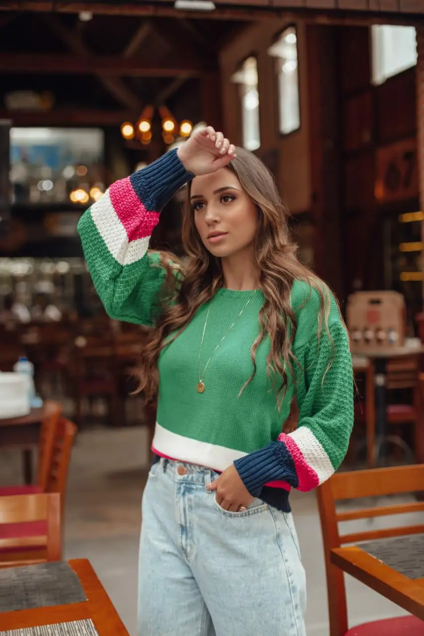 Женский свободный Трикотажный свитер с контрастными манжетами и расклешенными