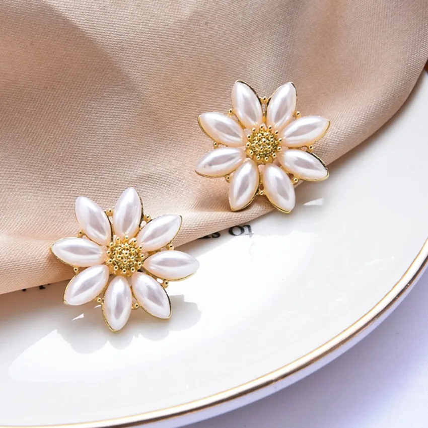 

FYJS Unique Jewelry Light Yellow Gold Color Flower White Pearls Stud Earrings Modern Accessories