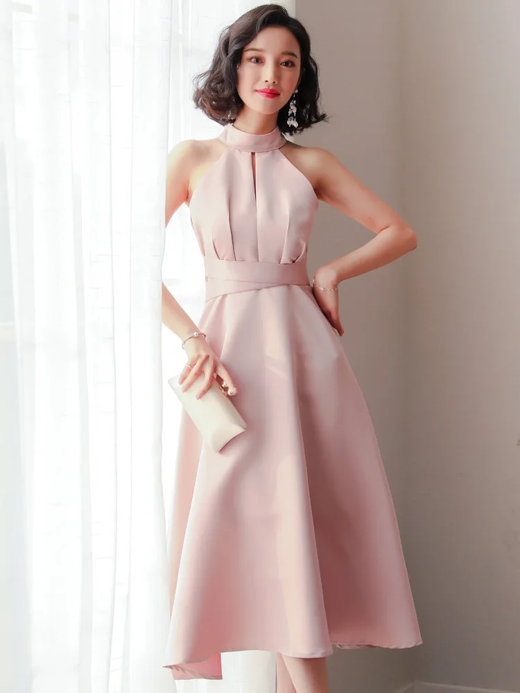 Женское однотонное платье без рукавов элегантное мягкое цельное с лямкой на шее