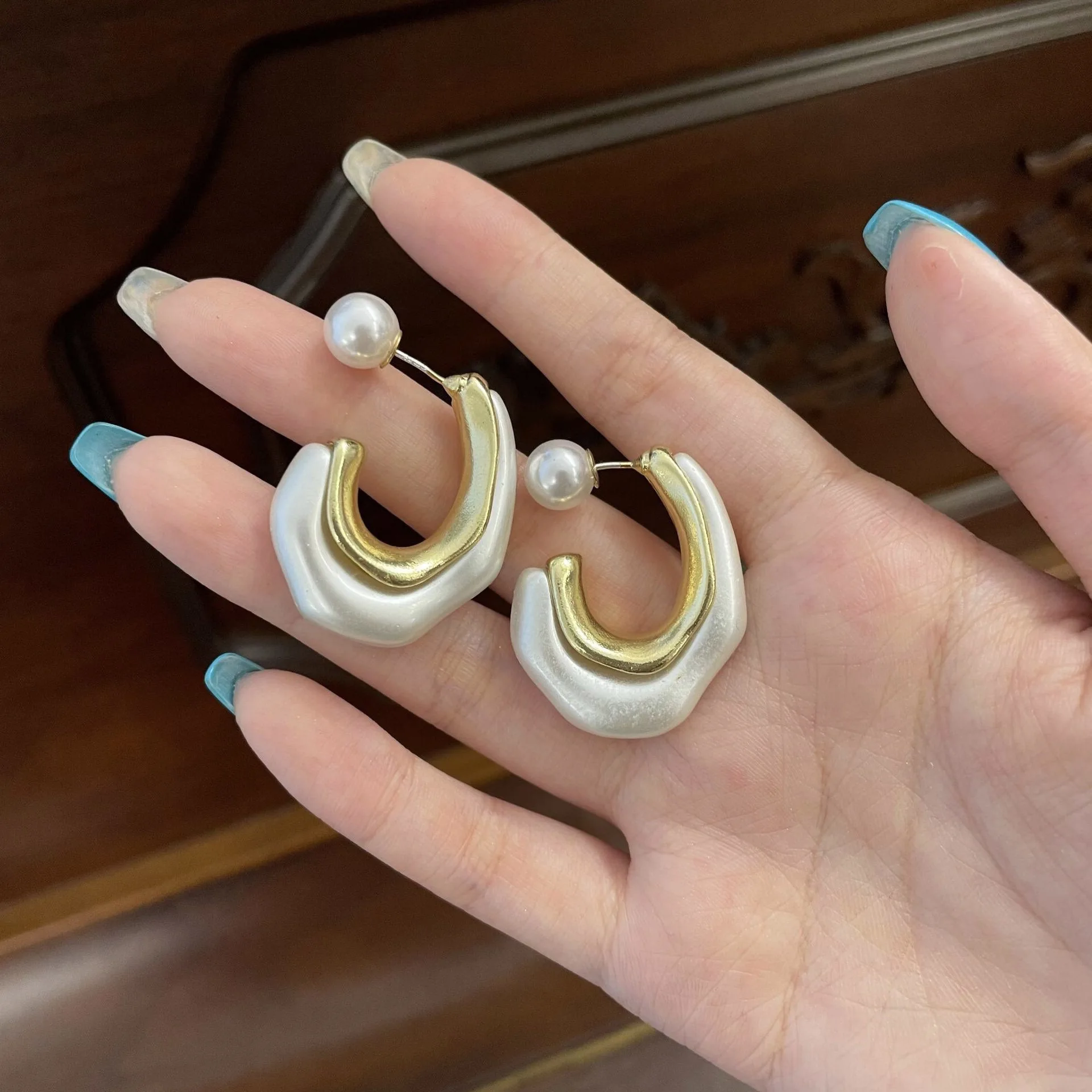 

2022 Retro Pearl Geometric C Shape Water Drop Stud Earrings Gold Metal for Woman Girls Party Travel Jewelry