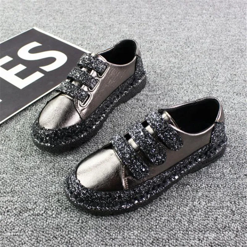 Модные женские кроссовки на плоской подошве красные черные серебристые туфли