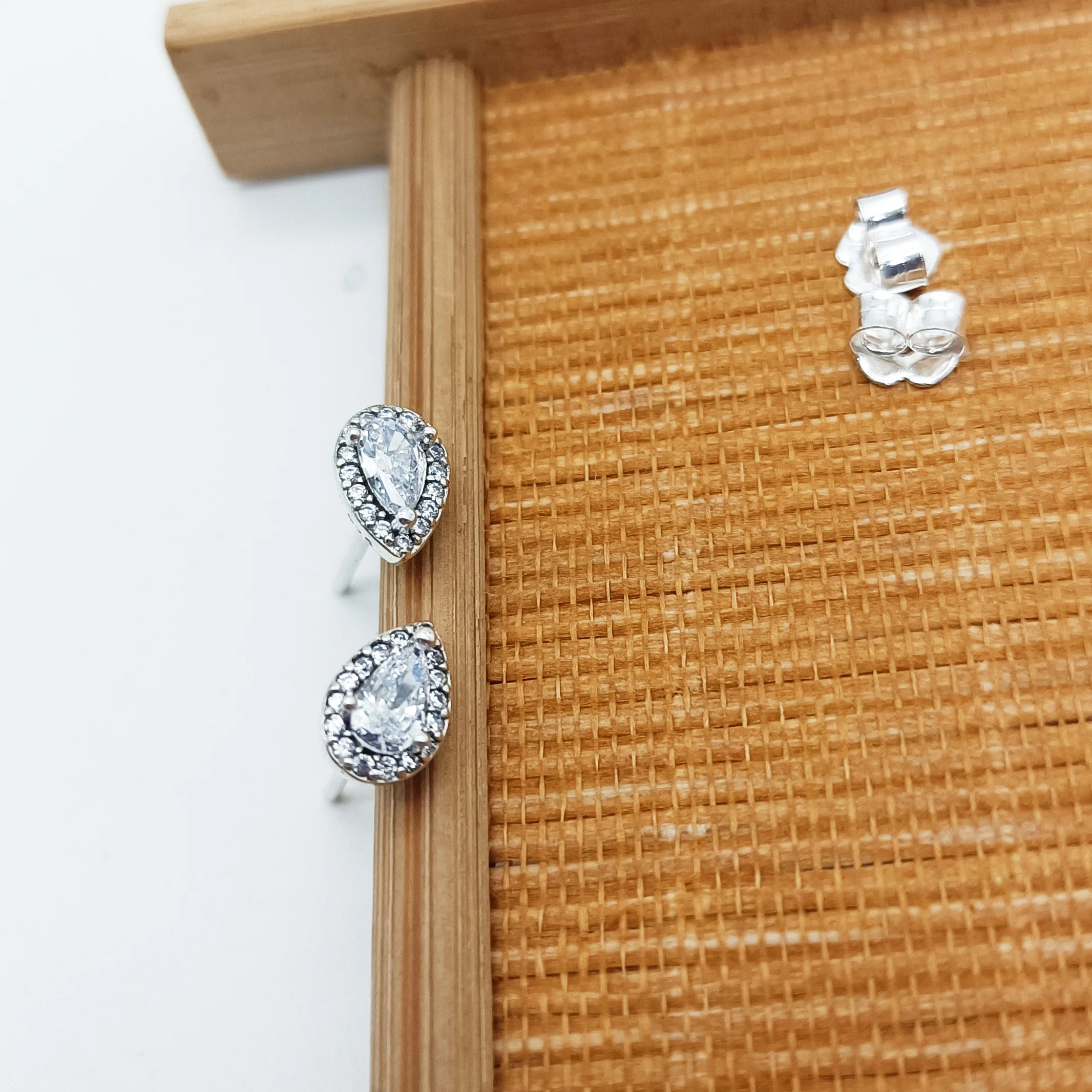 

Женские серьги-гвоздики в форме капли