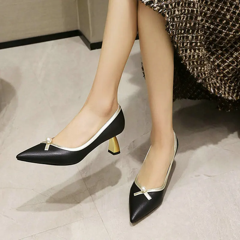 

Туфли-лодочки женские на высоком каблуке, модные туфли-лодочки, квадратный каблук, жемчужины, однотонные, с пряжкой, цвет черный/бежевый, вес...