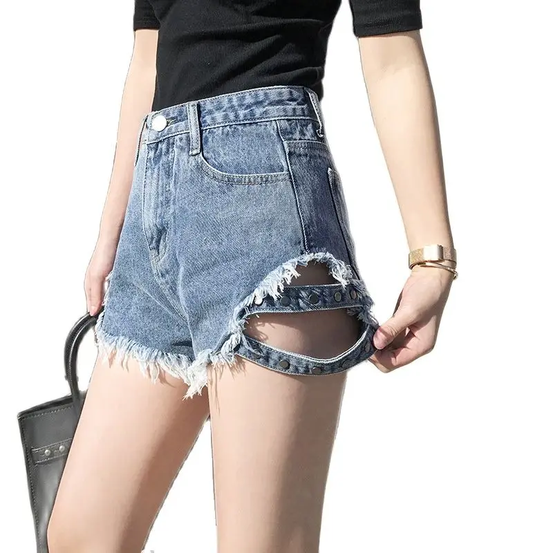 

Женские джинсовые шорты с завышенной талией и дырками