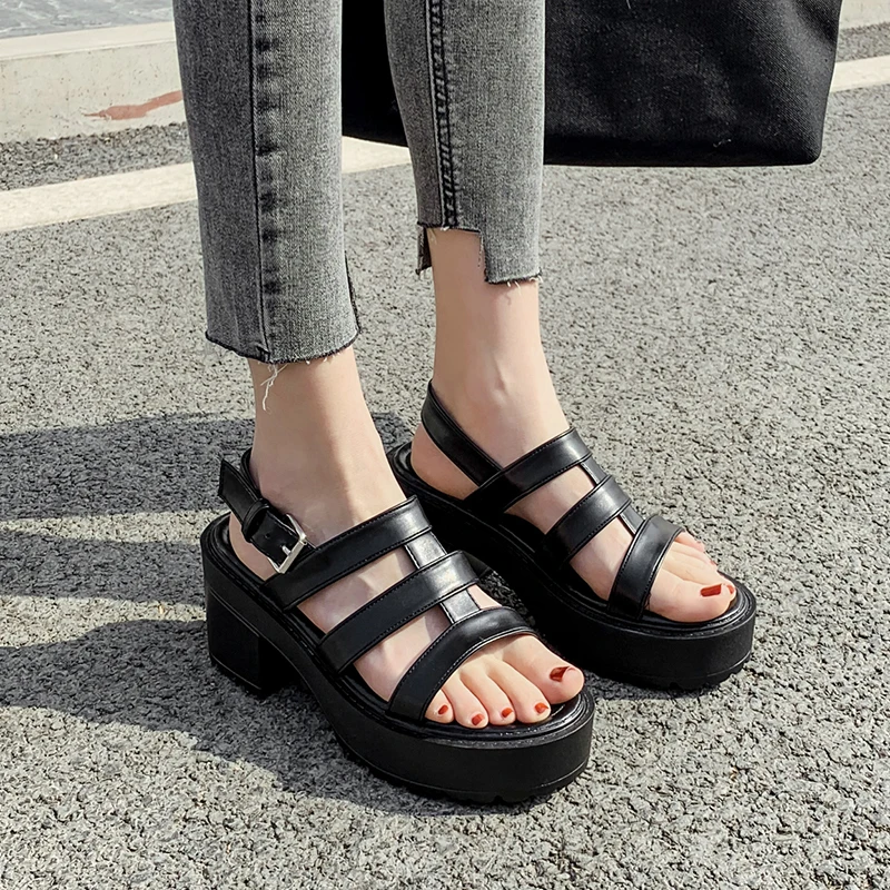 Женские сандалии гладиаторы сезон лето дизайнерские черные пикантные туфли на квадратном каблуке женские