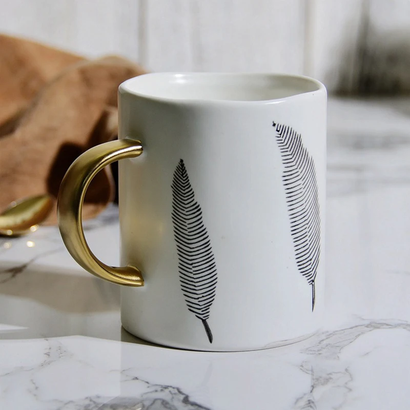 Кружка кофейная с золотистой ручкой и узором в виде перьев креативная посуда для