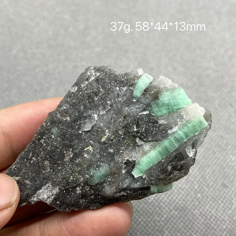 

100% Natural green emerald mineral gem-grade crystal specimens stones and crystals quartz crystals