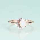 Женское кольцо с камнем-лунным камнем, овальной огранкой