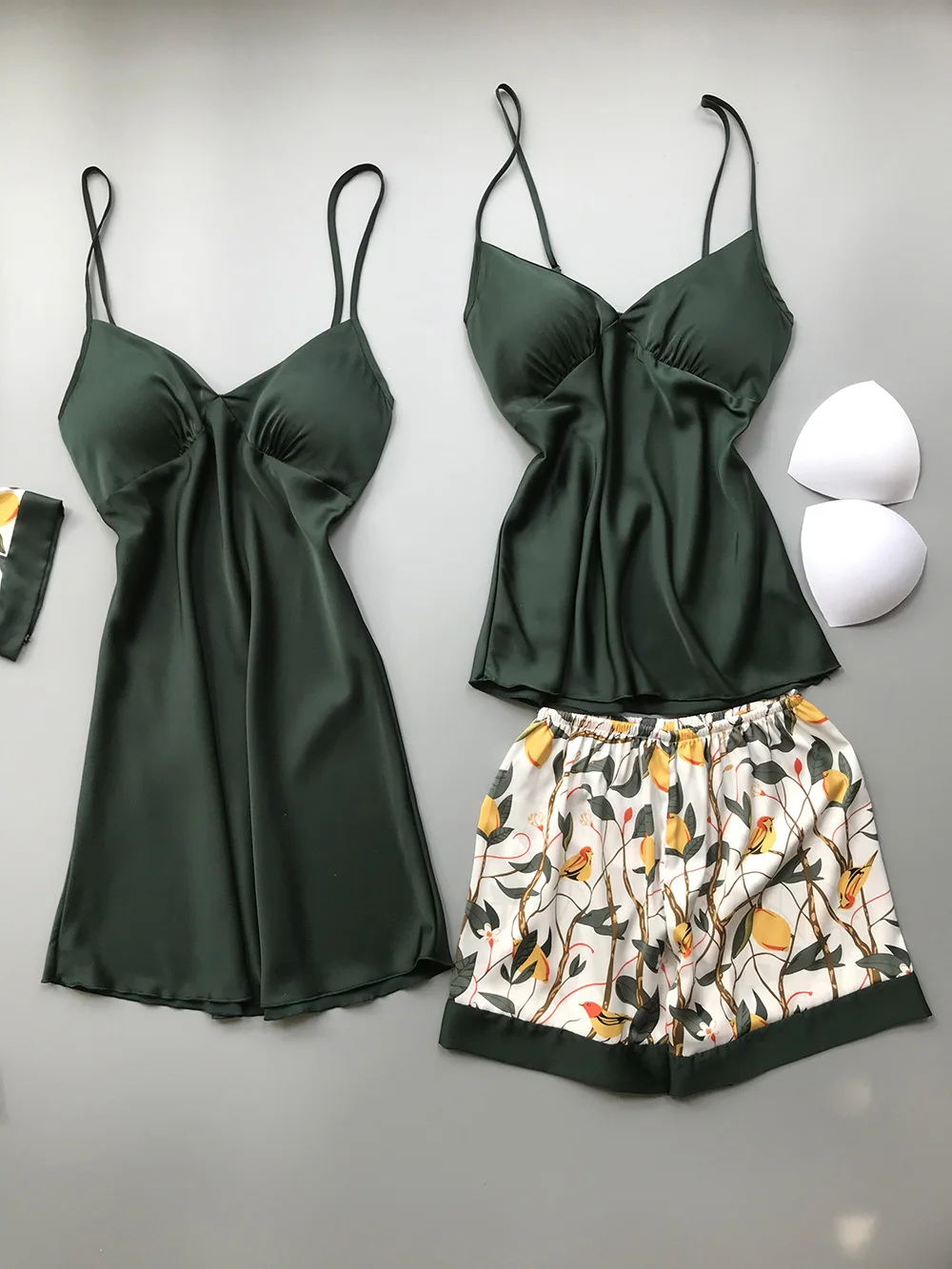 

2020 Spring Autumn Women Silk Pajamas Sets With Chest Pads Flower Print Pijama Sleepwear 4 Pieces Spaghetti Strap Satin Pyjamas