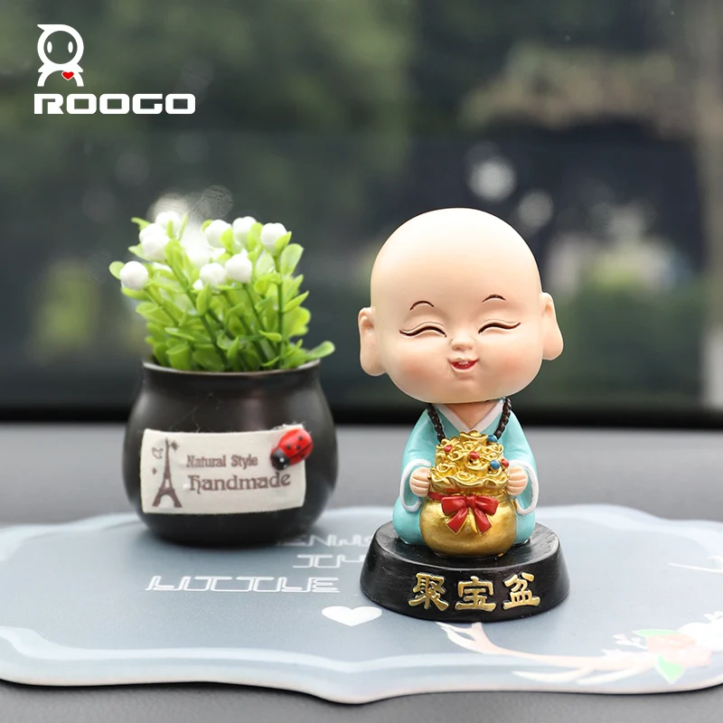 Roogo маленький монах украшения качающаяся головка для автомобиля симпатичные