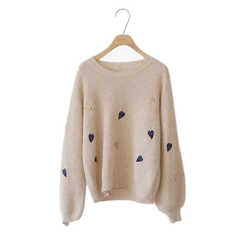 Женский свитер с вышивкой в виде сердца круглым вырезом и рукавами-фонариками |