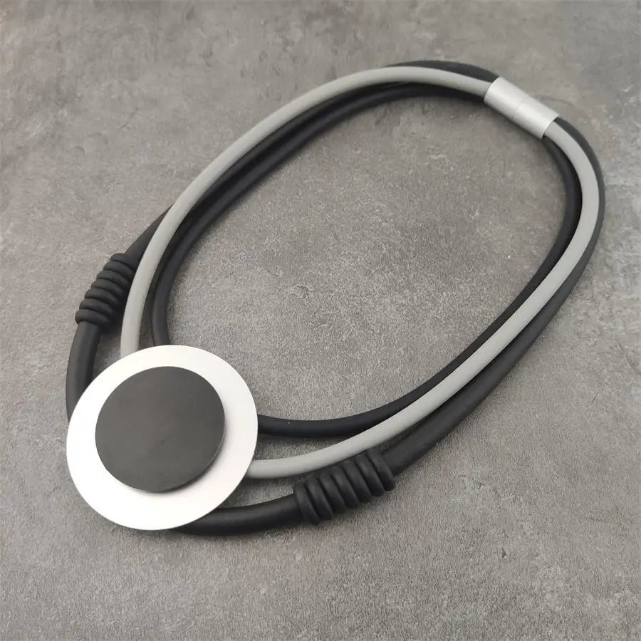 

Серебряная круглая подвеска серый резиновый легкий шнур чокер Шарм панк рок стиль круглые металлические подвески ожерелье