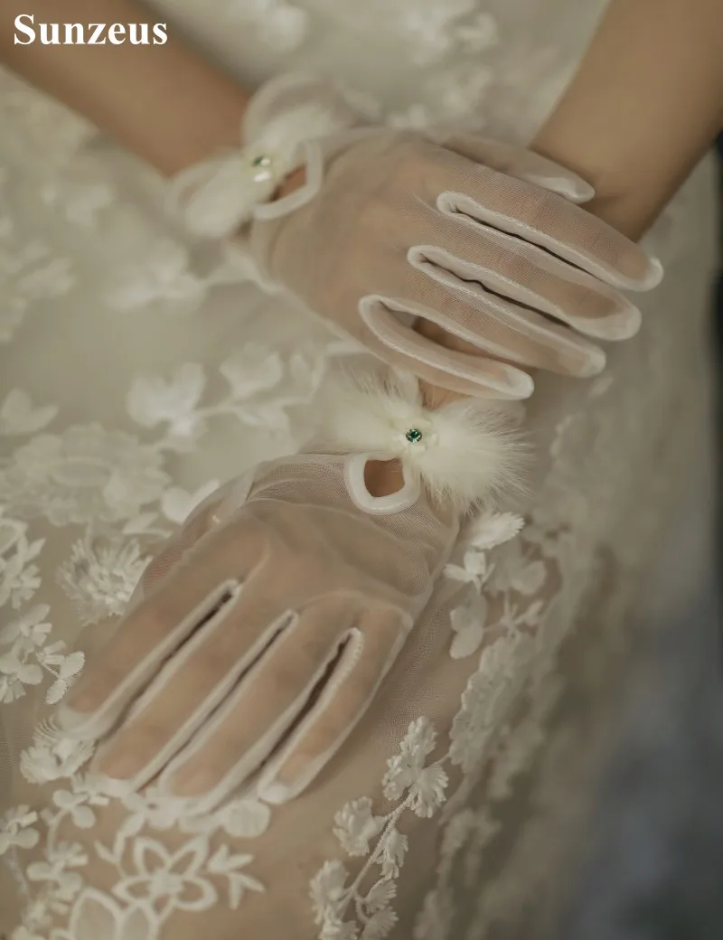 

Ivory Tulle Wedding Gloves 2022 Short Gloves with Feathers Bridal Party Handwear Accessories for Wedding Full Finger A2-02