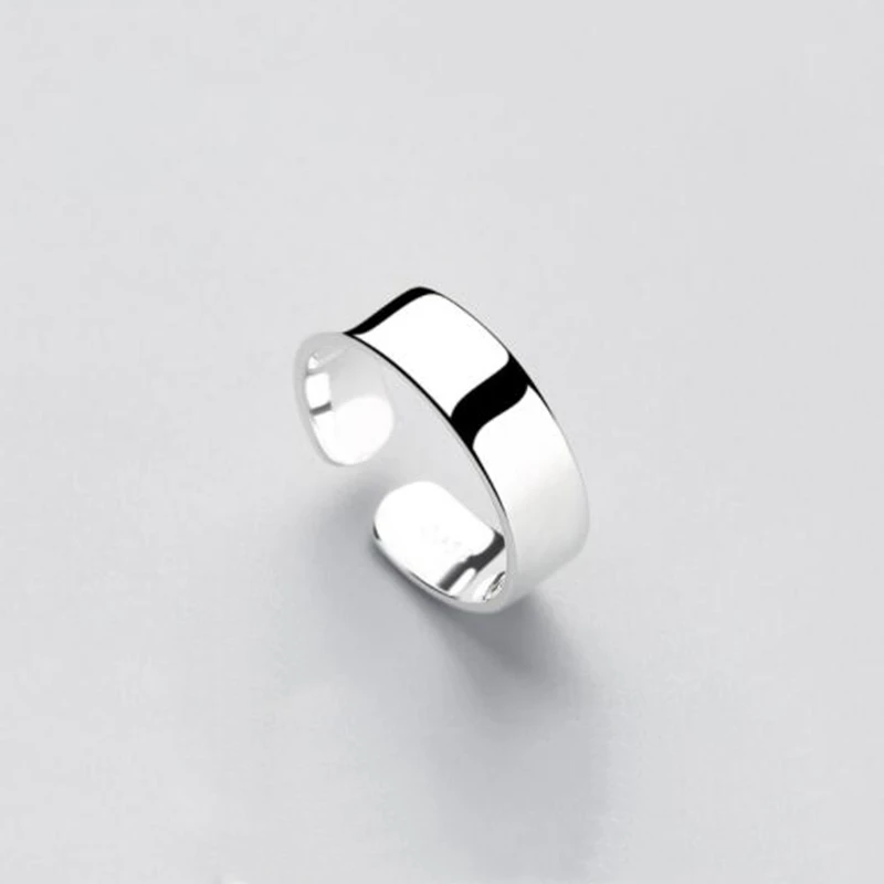 Гладкая поверхность кольца в минималистическом стиле для женщин вечерние