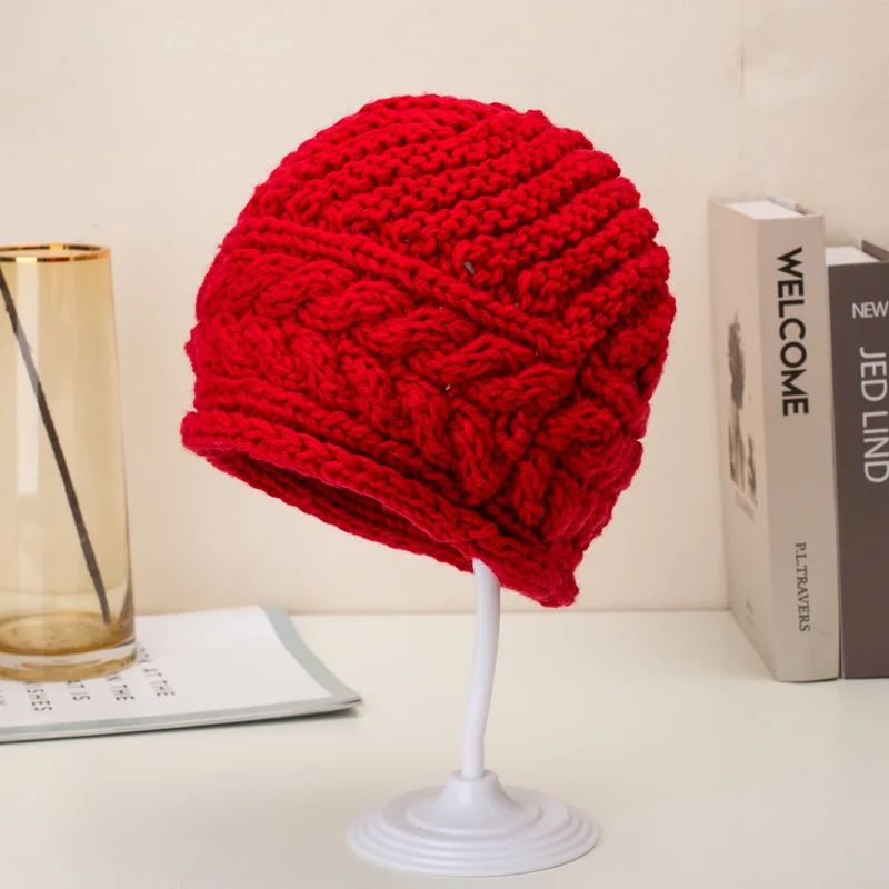 Вязаная Шапка бини женская утепленная мягкая однотонная из плотной шерстяной