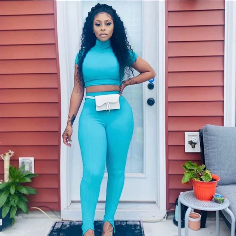 Женский спортивный костюм синий комплект из двух предметов укороченный топ с