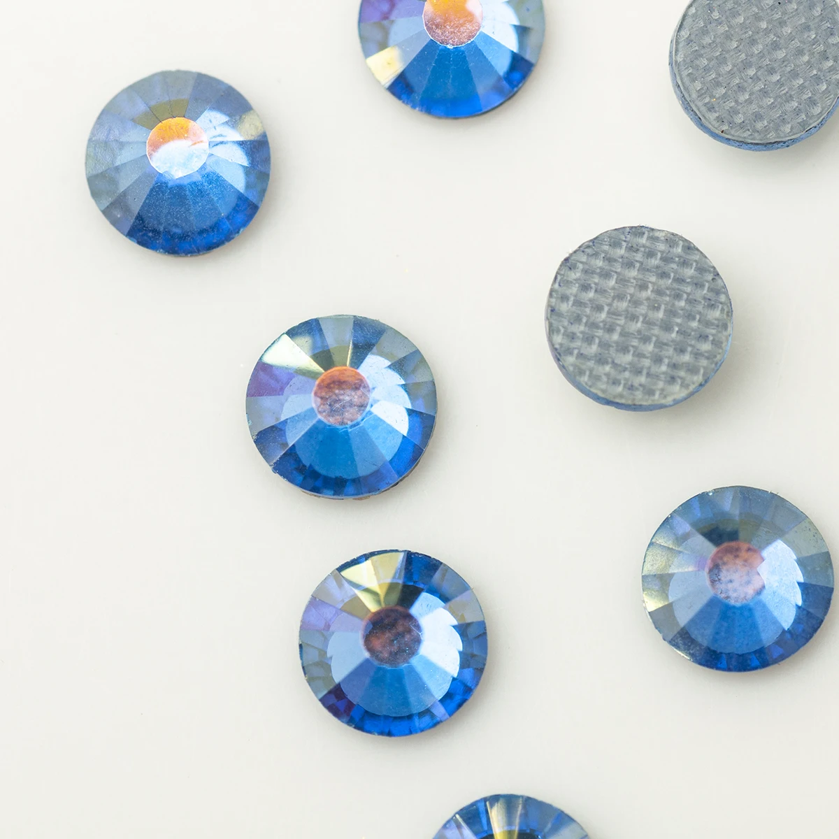 Стразы для аппликации YANRUO 2058HF с сапфировым покрытием |