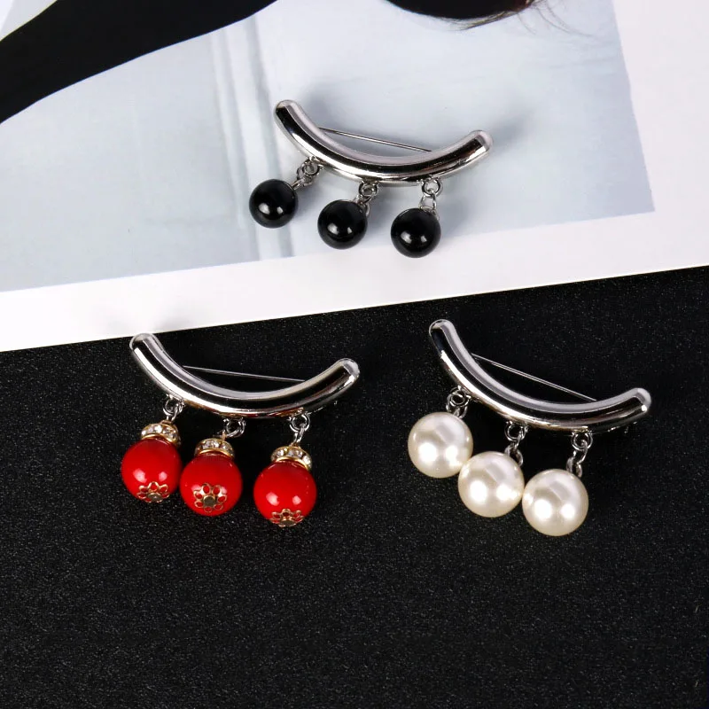Простая металлическая брошь с красным жемчугом и подвеской булавки для пальто