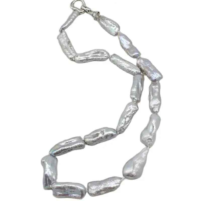 

Женская задняя обложка серого цвета