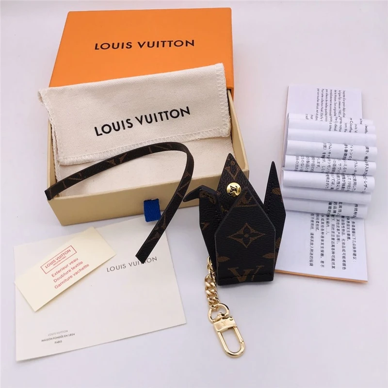 

2021 New High Quality Close To You Keychain Acrylic Christmas Gift Keychain for Car Keys Ring Decoration Accessories without box