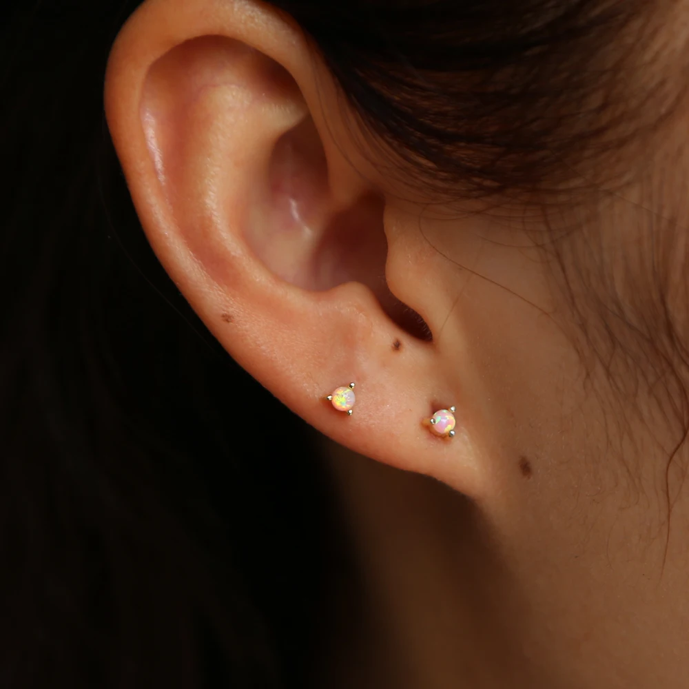 Женские маленькие серьги гвоздики из серебра 925 пробы с белым и голубым огненным