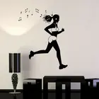 Виниловые наклейки на стену бегущая девушка прослушивание музыки бегущая спортивная фитнес зал интерьерный декор настенные наклейки Съемный настенный плакат 4672