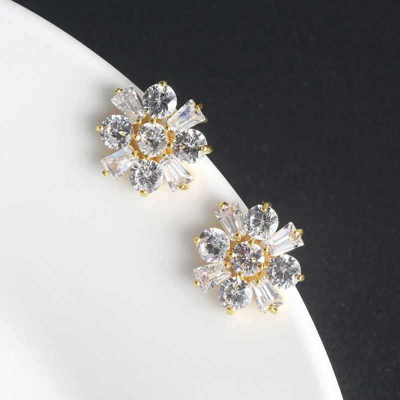 

ZSLBS New Zirconia Crystal Snowflake Stud Earrings For Women Girl Flower Earring Jewelry Pendientes Boucle Oreille Femme Brincos