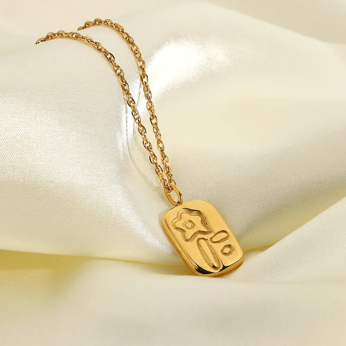 

Cute Engraved Flower Square Pendant Necklace for Women Stainless Steel Gold Plated Flower Necklace Valentine's Day Jewelry Gifts