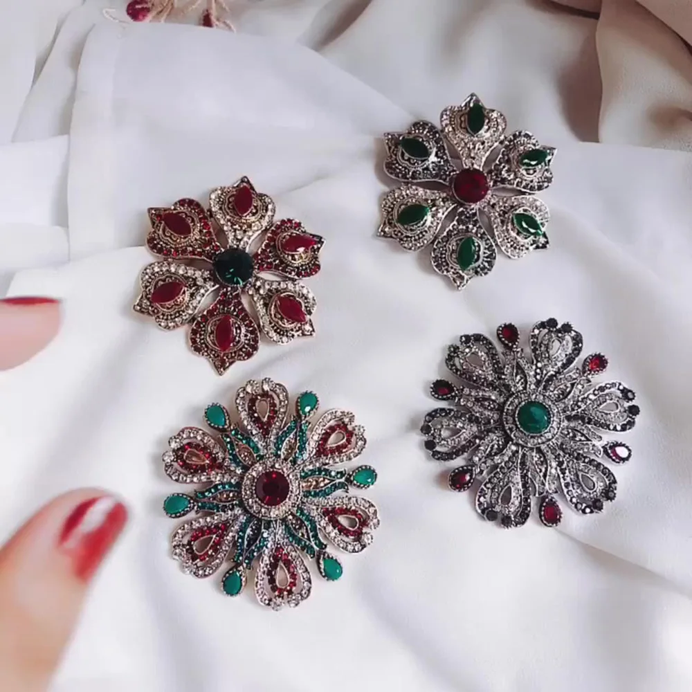 

European American Fashion Baroque Retro Brooches Pin Personality Hollow Geometric Badge Corsage For Women Jewelry Brooch