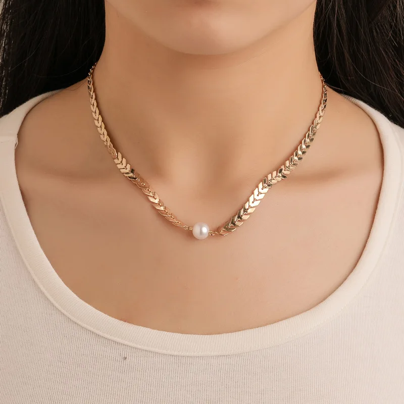 

Elegant Gold Color White Pearl Necklace Women Fashion Pearls Choker Necklaces Fish Bone Sequins Statment Womens Jewellery Trendy