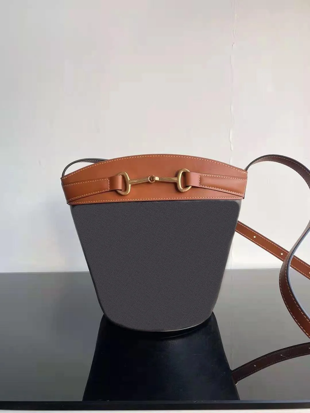 

2021 New Luxury Brand. Exquisite Logo Printing. Artificial Leather And Cow Leather. Fashionable Women's Straddle Bag Bucket Bag