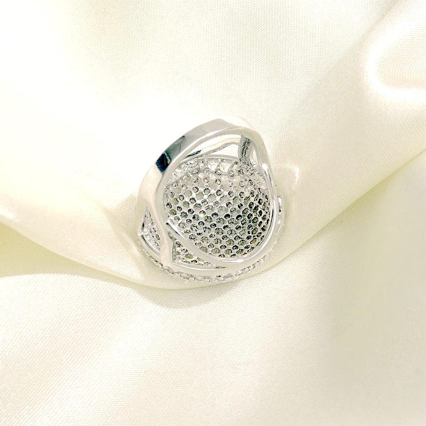 Женское кольцо из белого золота большие круглые кольца с микро кубическим