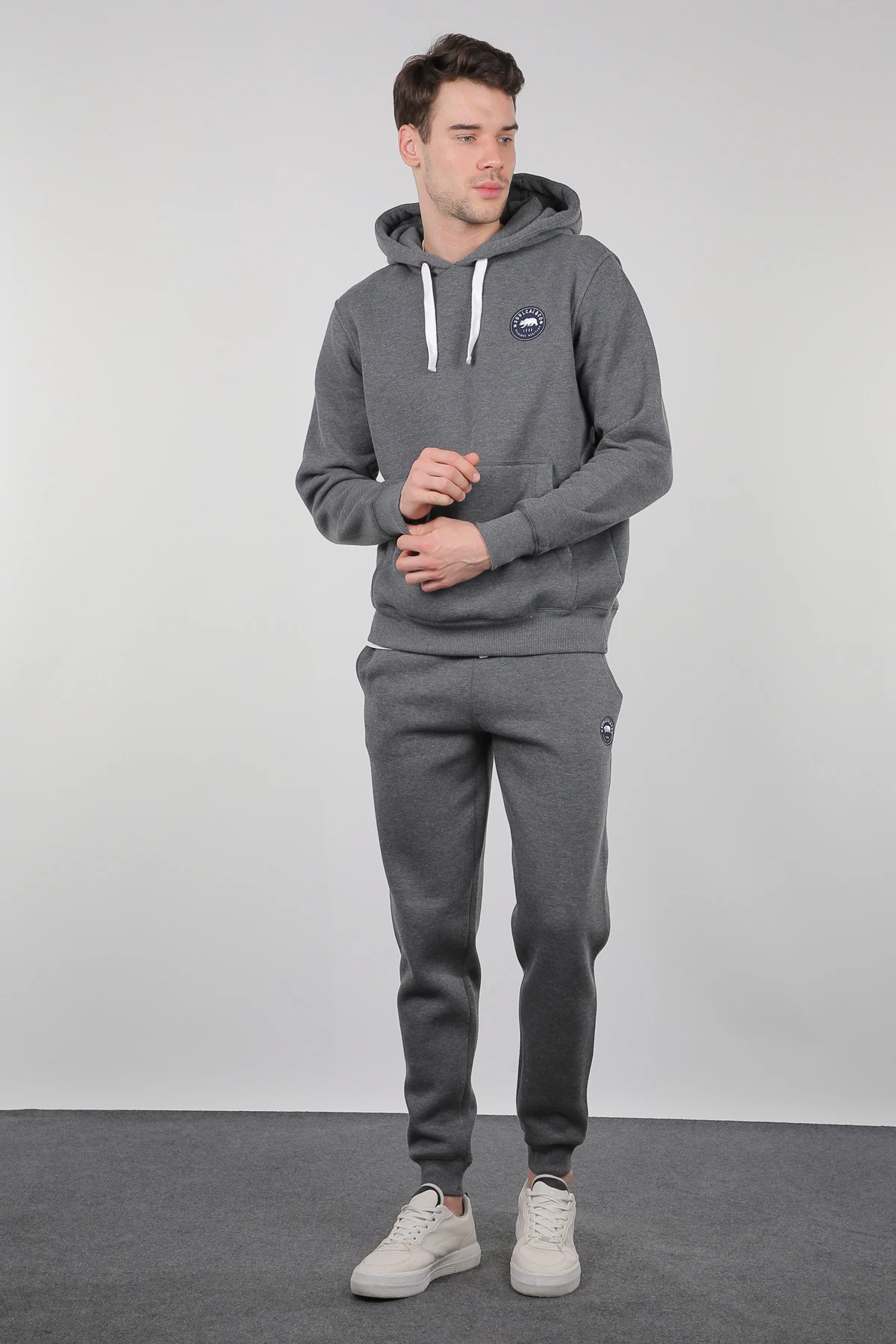 

Hoodies & Sweatshirts