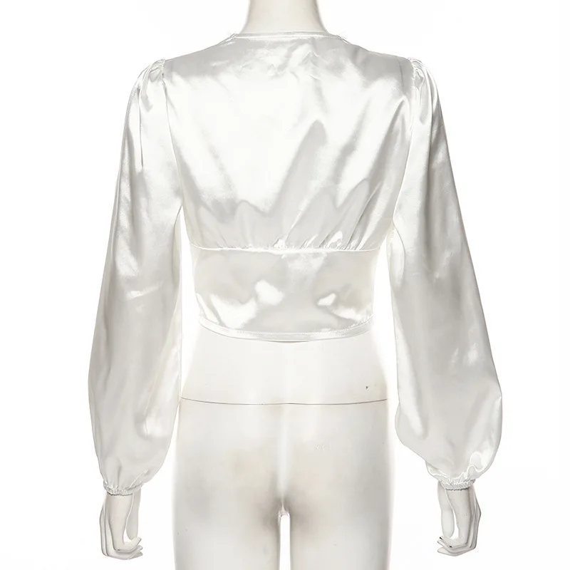 Элегантная белая кружевная футболка Femme с v-образным вырезом и длинным рукавом