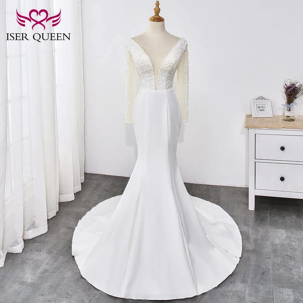 Женское атласное платье с вышивкой белое длинным рукавом и V-образным вырезом |