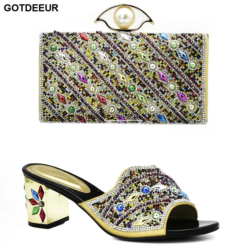 Комплект из туфель и сумочки в африканском стиле красного цвета итальянский