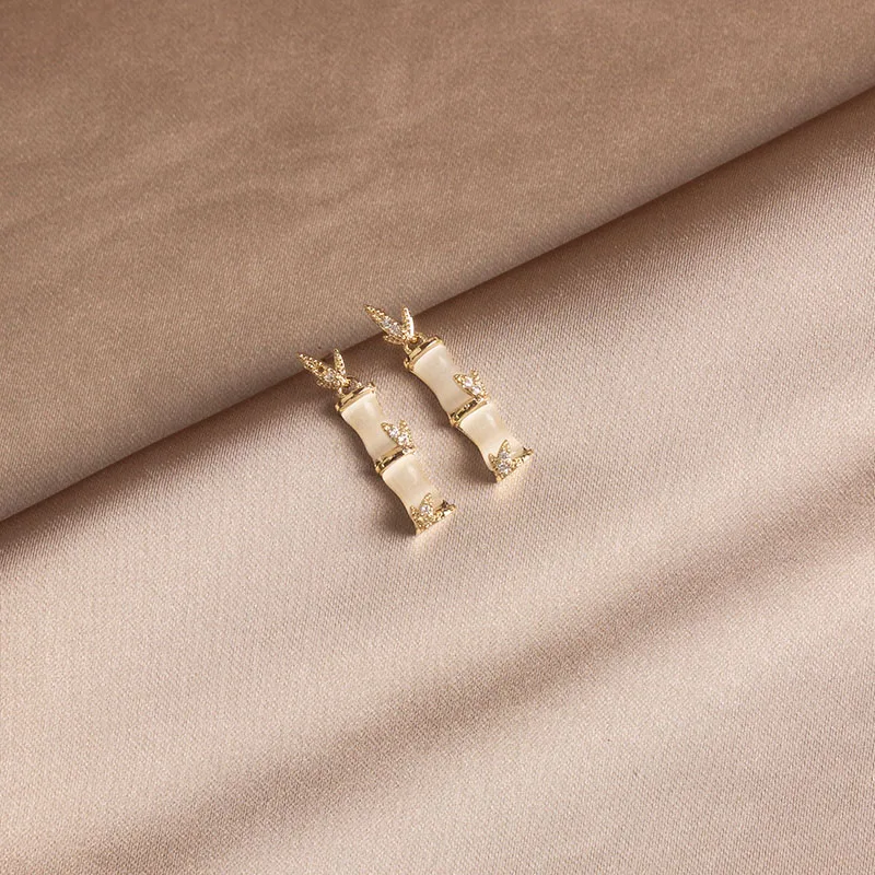 Женские серьги гвоздики с опалом и бамбуком простые Стильные